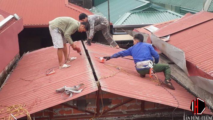 Thợ sửa chữa mái tôn dột | Thay mái tôn cũ Hỏng | Báo giá dịch vụ thi công chống dột mái tôn tại Hà Nội 4 sua mai ton hn